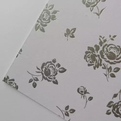 Cyfra mała warstwowa w odcieniach białego